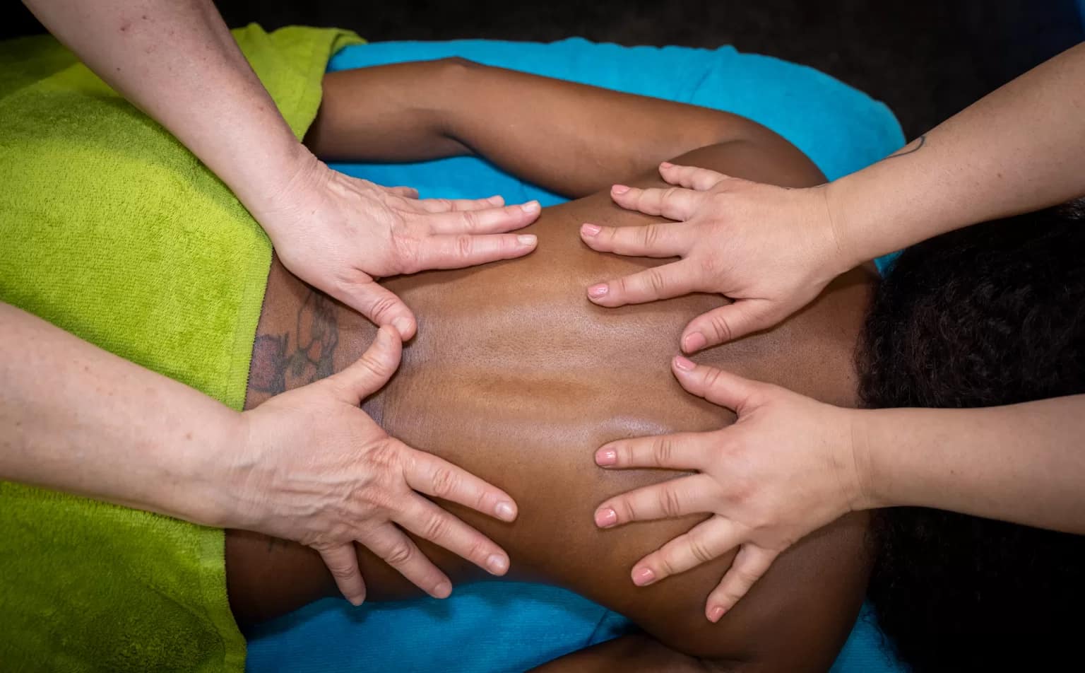 Back and neck pain relief massage in Amsterdam at Beauty Lounge – reduce tension and discomfort.