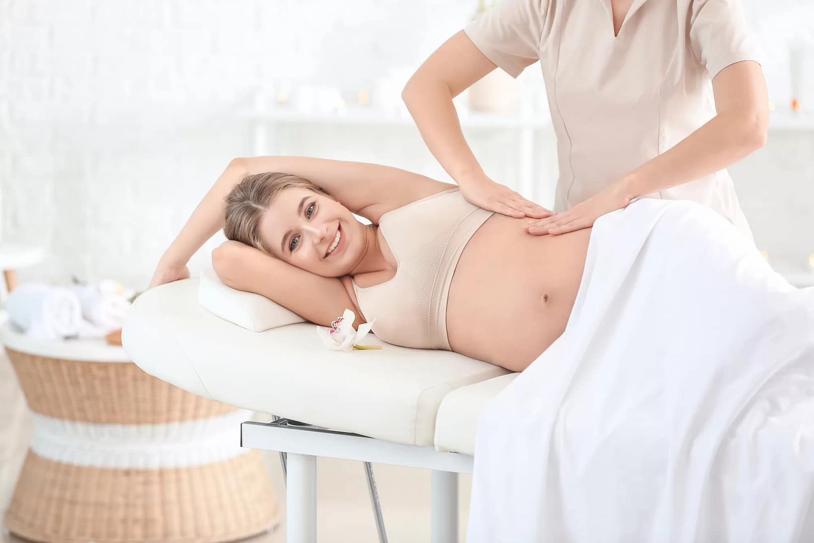 Pregnancy massage targeting back and legs at Beauty Lounge Amsterdam – relieve tension and swelling safely. Full Body Preg