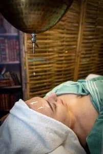 Lymphatic drainage massage for legs and arms at Beauty Lounge Amsterdam – detoxify and stimulate circulation.