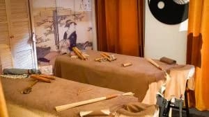 Bamboo therapy massage for back and legs at Beauty Lounge Amsterdam – deep tissue relaxation.